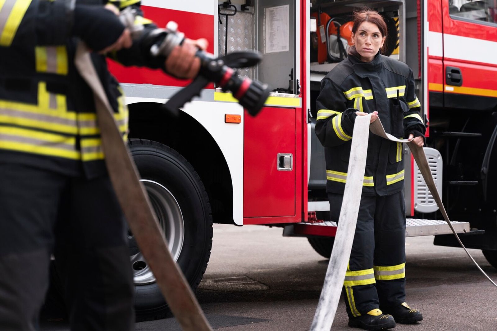 m_bomberos-masculinos-femeninos-estacion-trabajando-juntos_23-2149206452